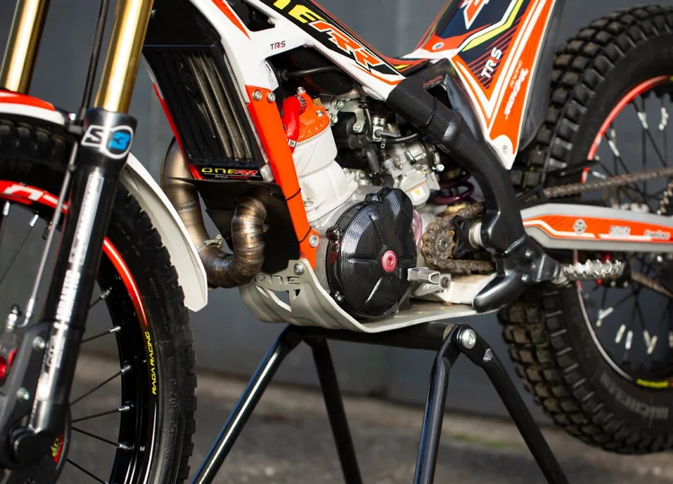 PROTECTOR TAPA VOLANTE MAGNETICO TRRS 2016-2026 - Imagen 2