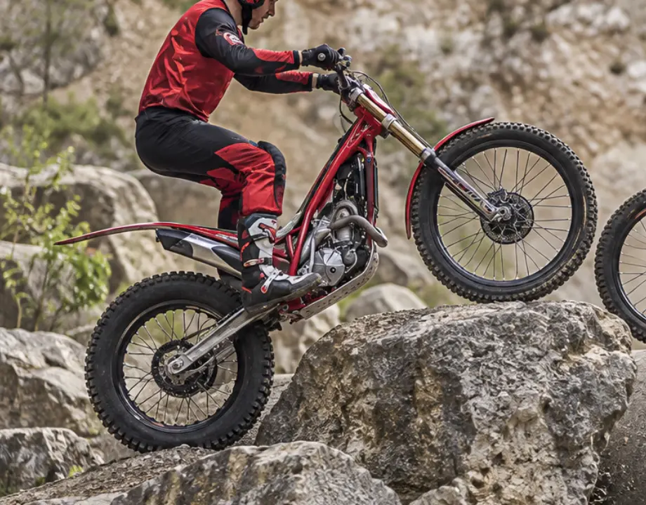 Motorista con botas de trial