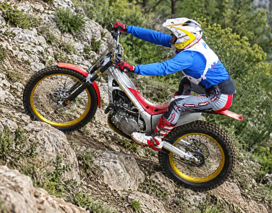 Motorista equipado con botas de trial